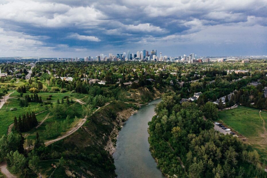 Panoramic view of Calgary showcasing lush greenery and pristine golf courses, highlighting the city's vibrant outdoor lifestyle and scenic landscapes ideal for living and recreation.